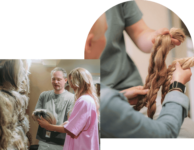 Zwei Personen betrachten und halten verschiedene Haarsträhnen und Perücken.